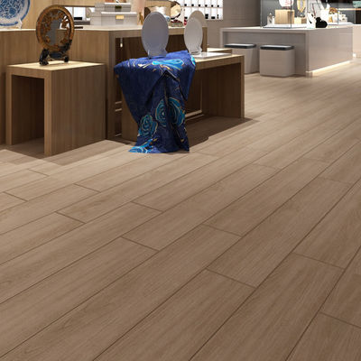 Perfecte combinatie van functionaliteit en esthetiek Interieur porseleinen wandplaat Houten look tegel