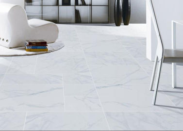 Het antivleetmarmer kijkt van de Tegels 300 X 1200 Mm Spanwijdte Met lange levensuur van de Badkamersvloer